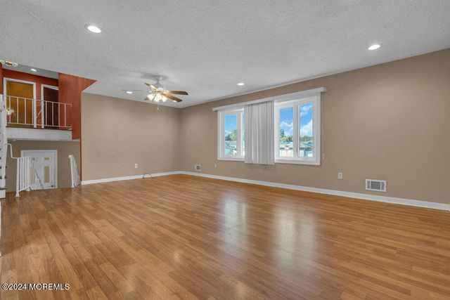 691 Sussex Court, Toms River, NJ 08753