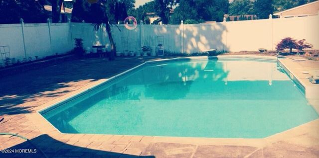 691 Sussex Court, Toms River, NJ 08753