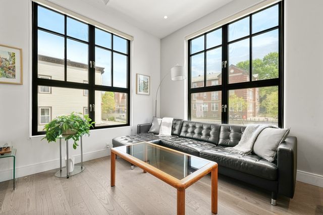 8 Leverett St 3, Brookline, MA 02445