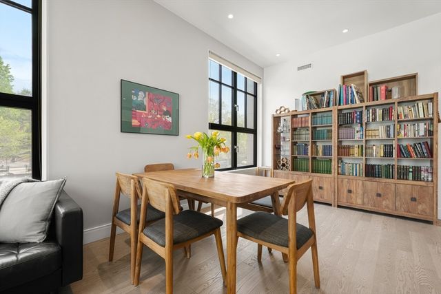 8 Leverett St 3, Brookline, MA 02445