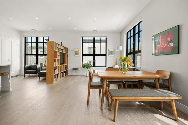 8 Leverett St 3, Brookline, MA 02445