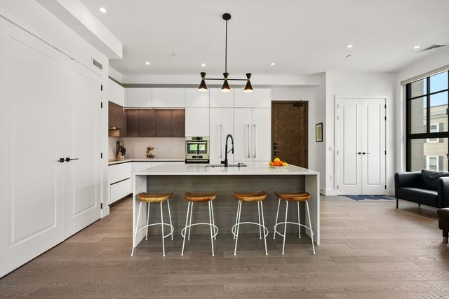 8 Leverett St 3, Brookline, MA 02445