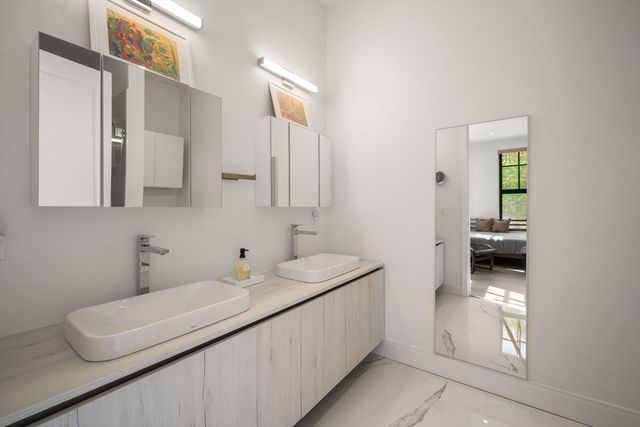 8 Leverett St 3, Brookline, MA 02445