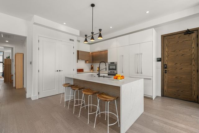 8 Leverett St 3, Brookline, MA 02445