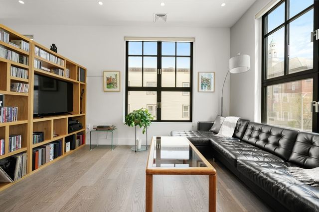 8 Leverett St 3, Brookline, MA 02445