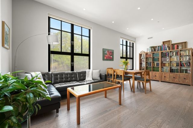 8 Leverett St 3, Brookline, MA 02445