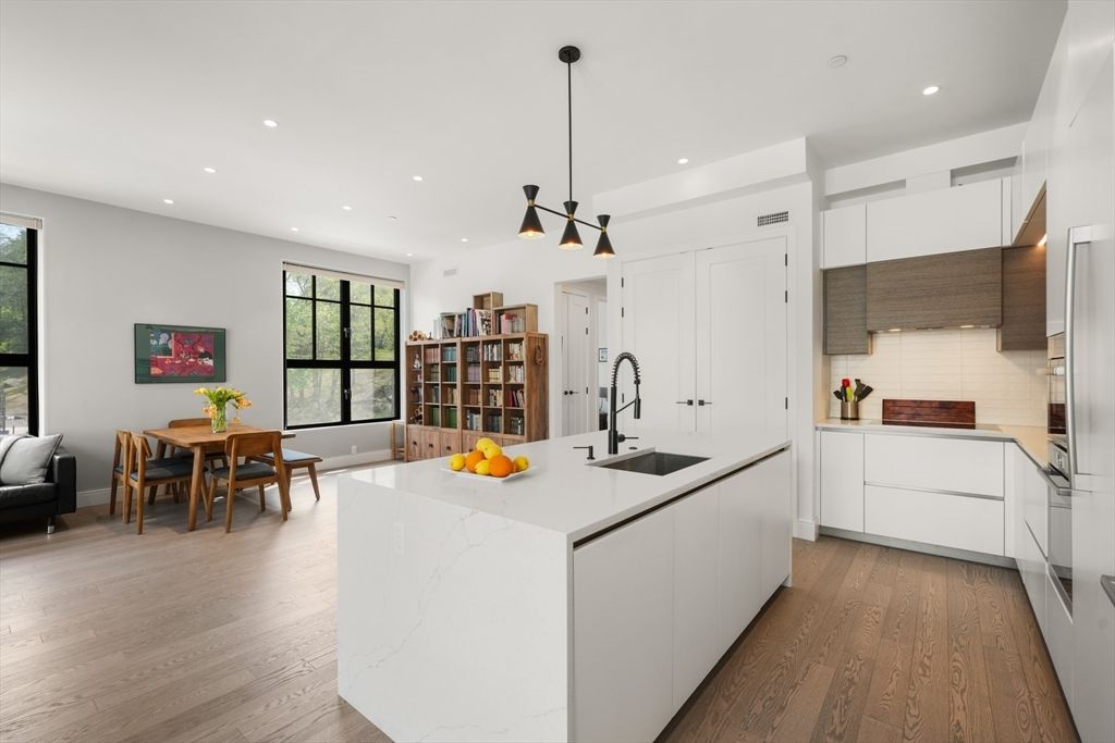 8 Leverett St 3, Brookline, MA 02445