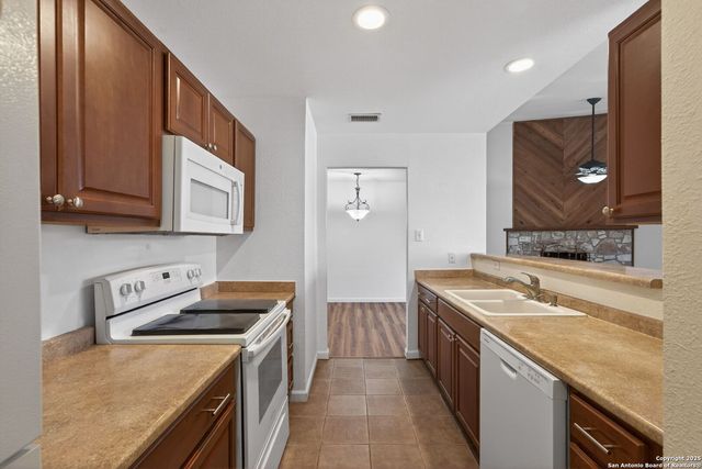 609 Oak Park Dr, Boerne, TX 78006