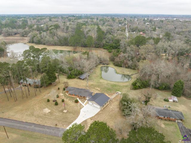 26 Mansfield Drive, Hawkinsville, GA 31036