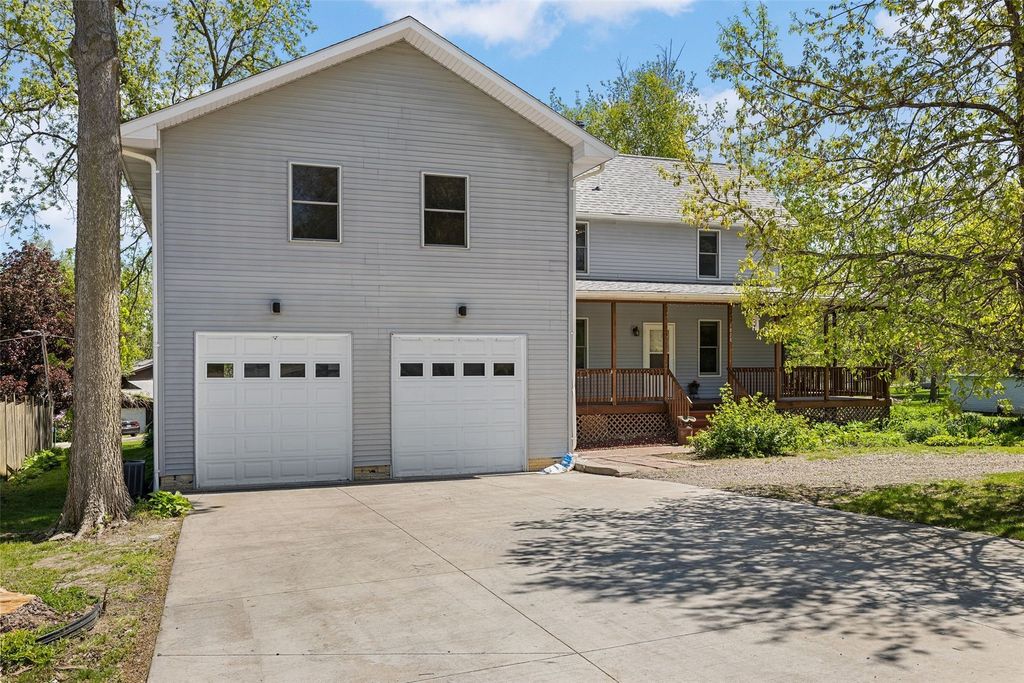 1828 NE Shady Ln, North Liberty, IA 52317