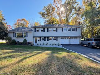 8 Hillside Ct East, Morris Plains Boro, NJ 07950