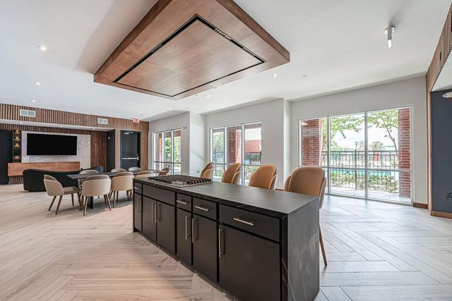 8877 Lakes At 610 Drive 440, Houston, TX 77054