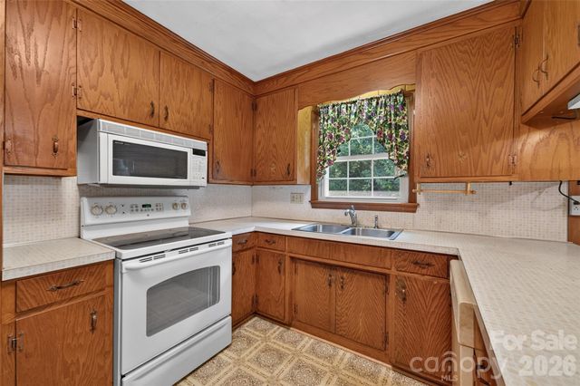 632 Wildlife Access Road, Hickory, NC 28601