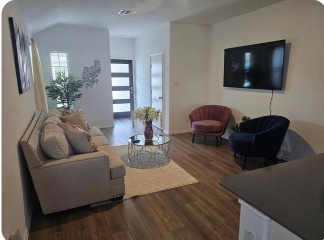 215 Canley LOOP, Hutto, TX 78634