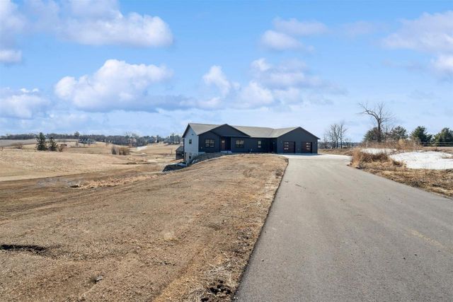 1095 Walnut Dell Road, Platteville, WI 53818