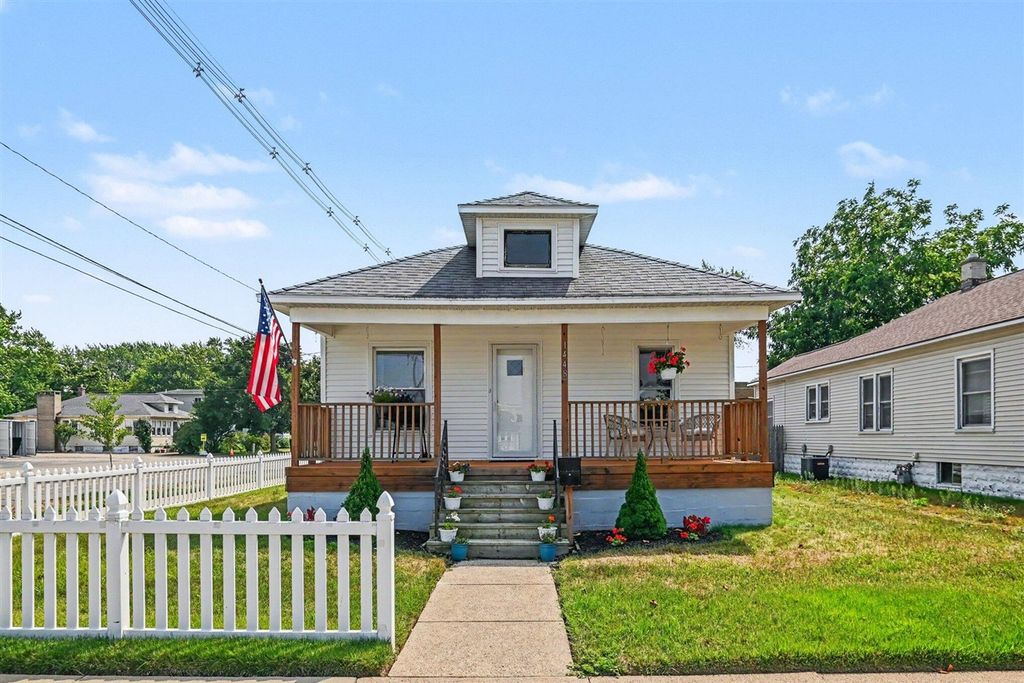 1448 Columbus Avenue, Grand Haven, MI 49417