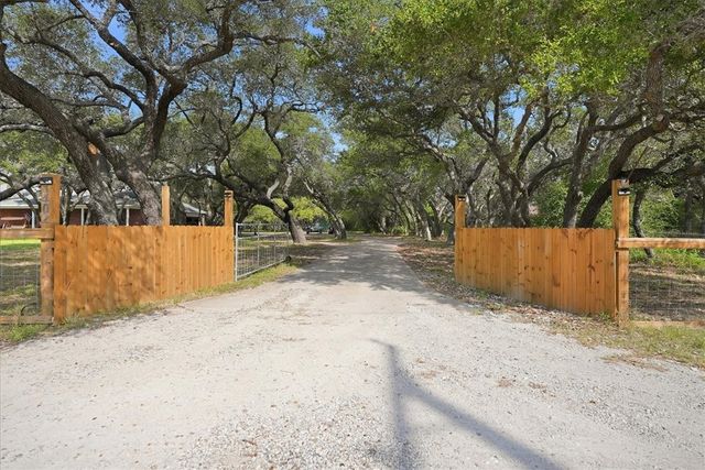 1402 W Johnson Ave, Aransas Pass, TX 78336