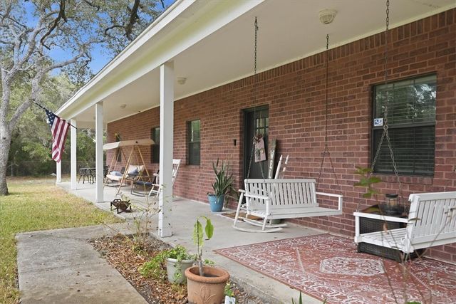 1402 W Johnson Ave, Aransas Pass, TX 78336