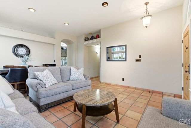 6607 Lilydale Drive, Bakersfield, CA 93313