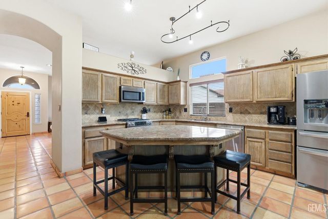 6607 Lilydale Drive, Bakersfield, CA 93313