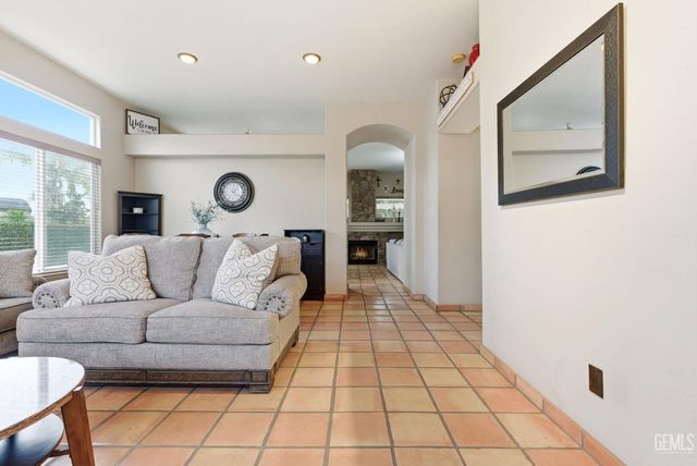 6607 Lilydale Drive, Bakersfield, CA 93313