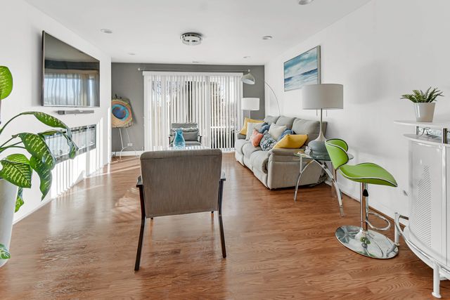 7100 W 95th Street 111, Oak Lawn, IL 60453