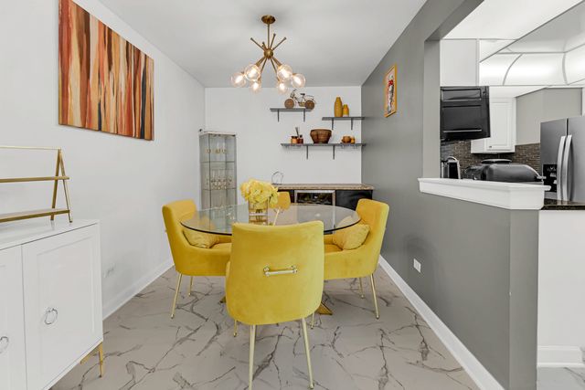 7100 W 95th Street 111, Oak Lawn, IL 60453