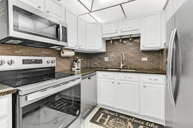 7100 W 95th Street 111, Oak Lawn, IL 60453