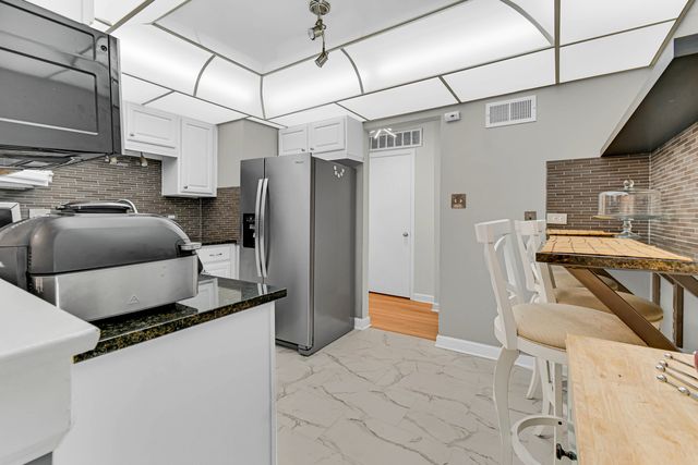 7100 W 95th Street 111, Oak Lawn, IL 60453