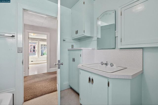 3824 Lakeshore Ave, Oakland, CA 94610