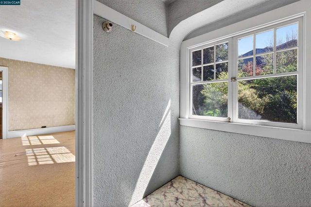 3824 Lakeshore Ave, Oakland, CA 94610