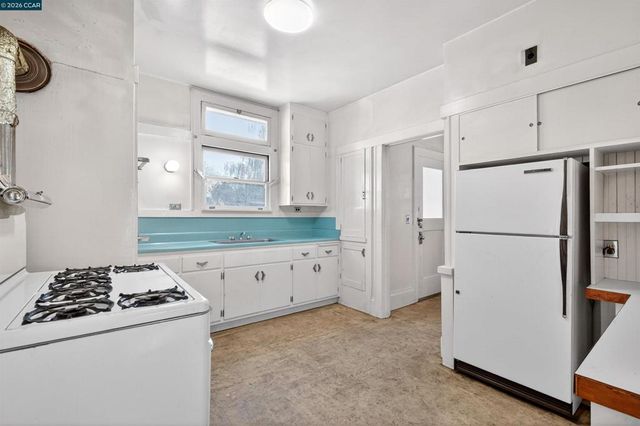 3824 Lakeshore Ave, Oakland, CA 94610