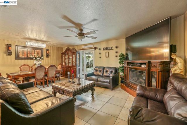 1427 Snyder St, Manteca, CA 95336