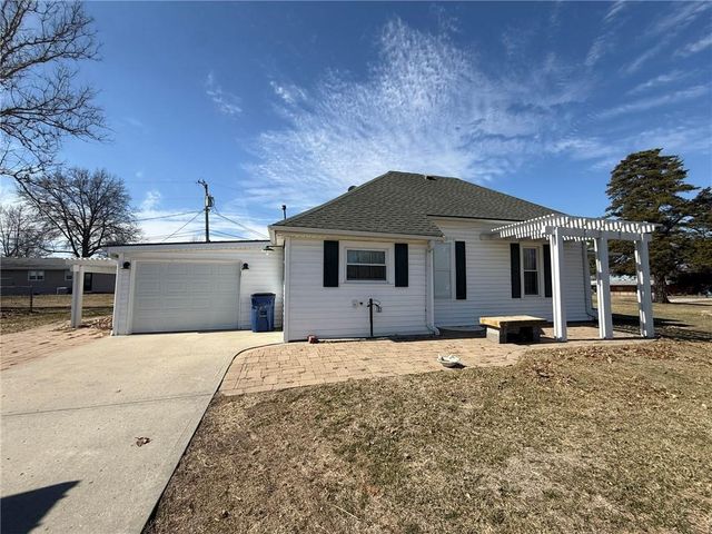 1302 Green Drive, Gallatin, MO 64640