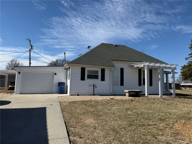 1302 Green Drive, Gallatin, MO 64640