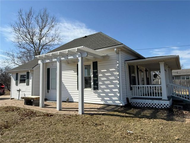 1302 Green Drive, Gallatin, MO 64640