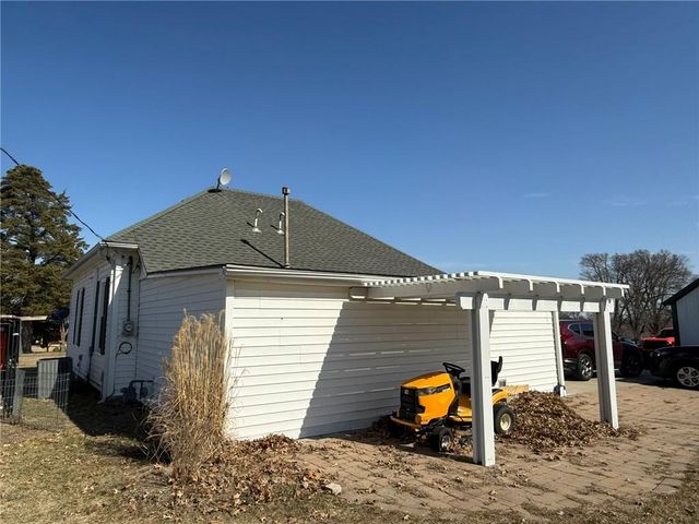 1302 Green Drive, Gallatin, MO 64640