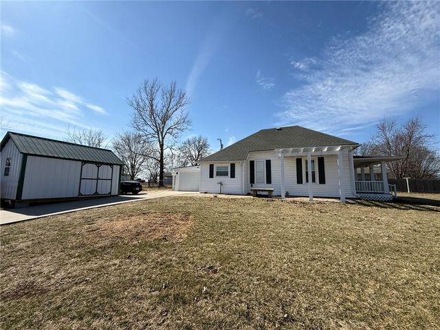 1302 Green Drive, Gallatin, MO 64640