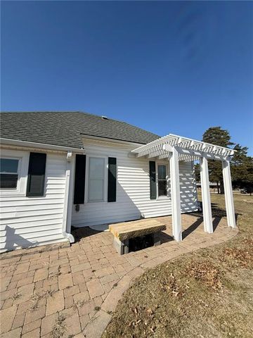 1302 Green Drive, Gallatin, MO 64640