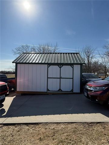 1302 Green Drive, Gallatin, MO 64640