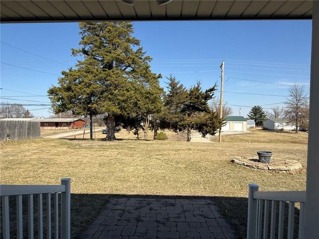 1302 Green Drive, Gallatin, MO 64640