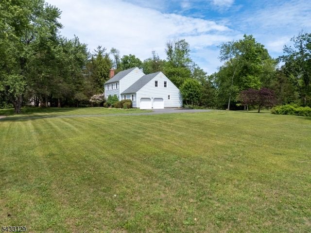 27 Tall Cedar Ct, Montgomery Twp., NJ 08502