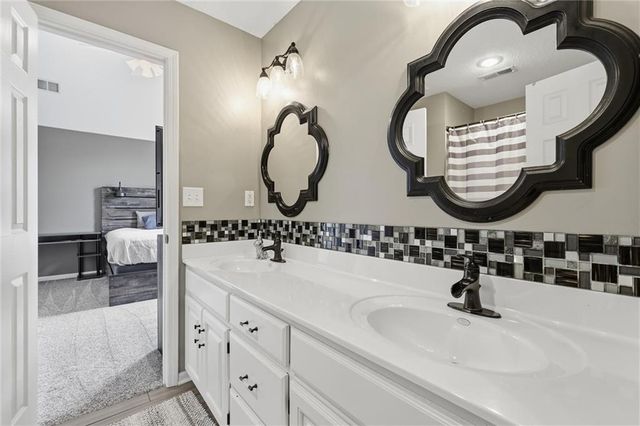 2808 SW Arthur Drive, Lee's Summit, MO 64082