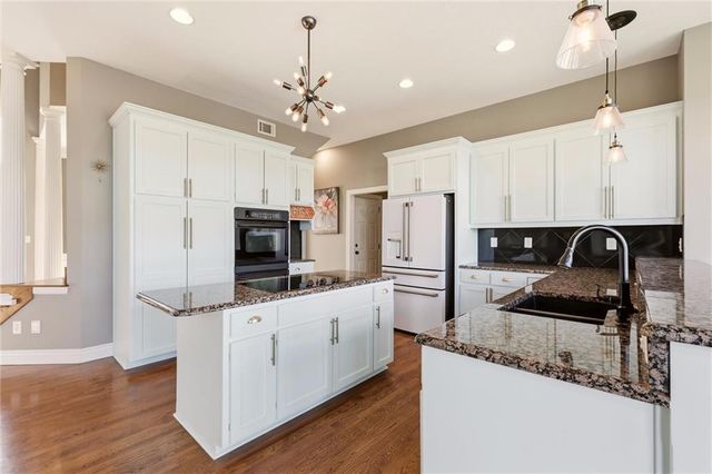 2808 SW Arthur Drive, Lee's Summit, MO 64082
