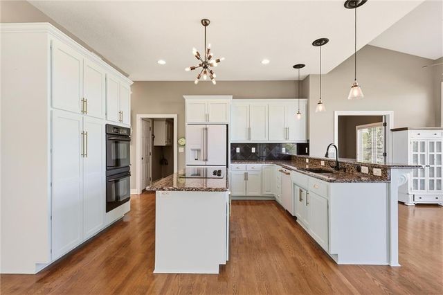 2808 SW Arthur Drive, Lee's Summit, MO 64082