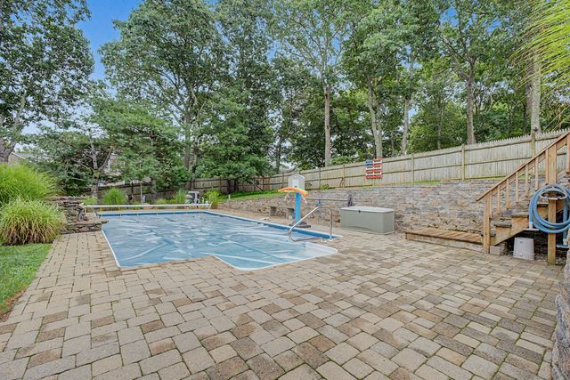 12 Gordon Lane, Yarmouth Port, MA 02675