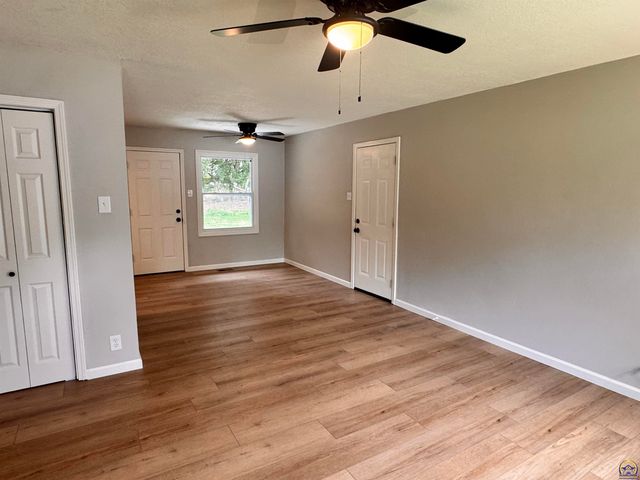 3015 SE Iowa AVE, Topeka, KS 66605