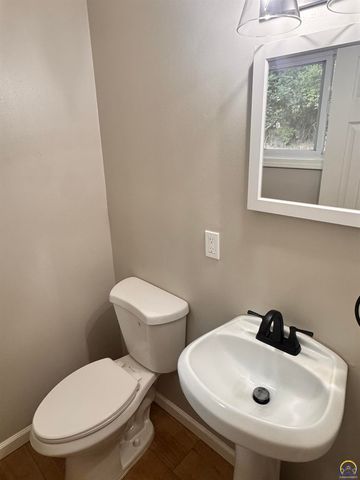 3015 SE Iowa AVE, Topeka, KS 66605