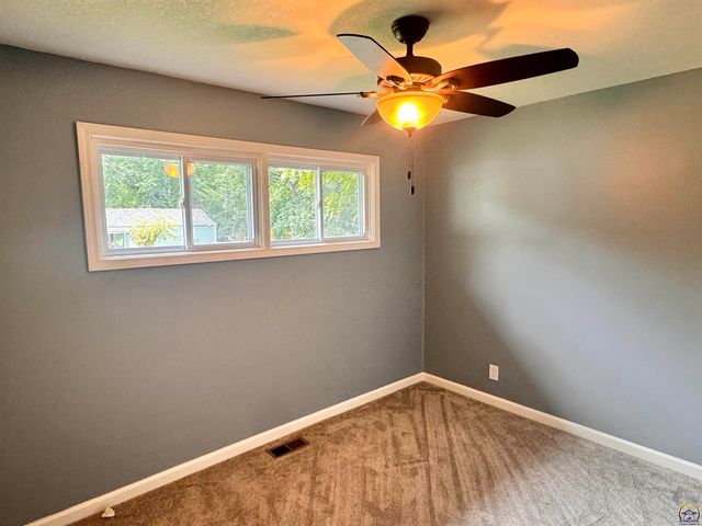 3015 SE Iowa AVE, Topeka, KS 66605