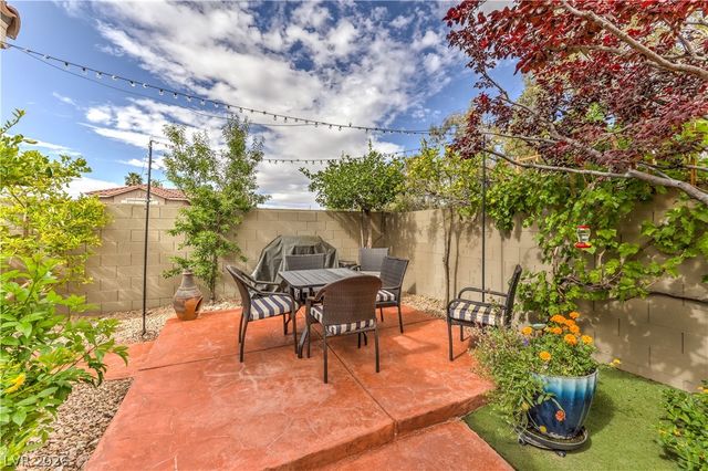 1048 Golden Splendor Court, Henderson, NV 89002